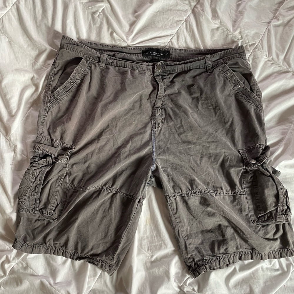 Gray Cargo Shorts with Lightweight Fabric and Knee-Length Design